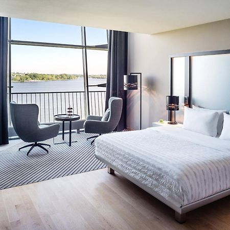 Le Meridien Hamburg Ngoại thất bức ảnh A guest room at the Westin Riverfront