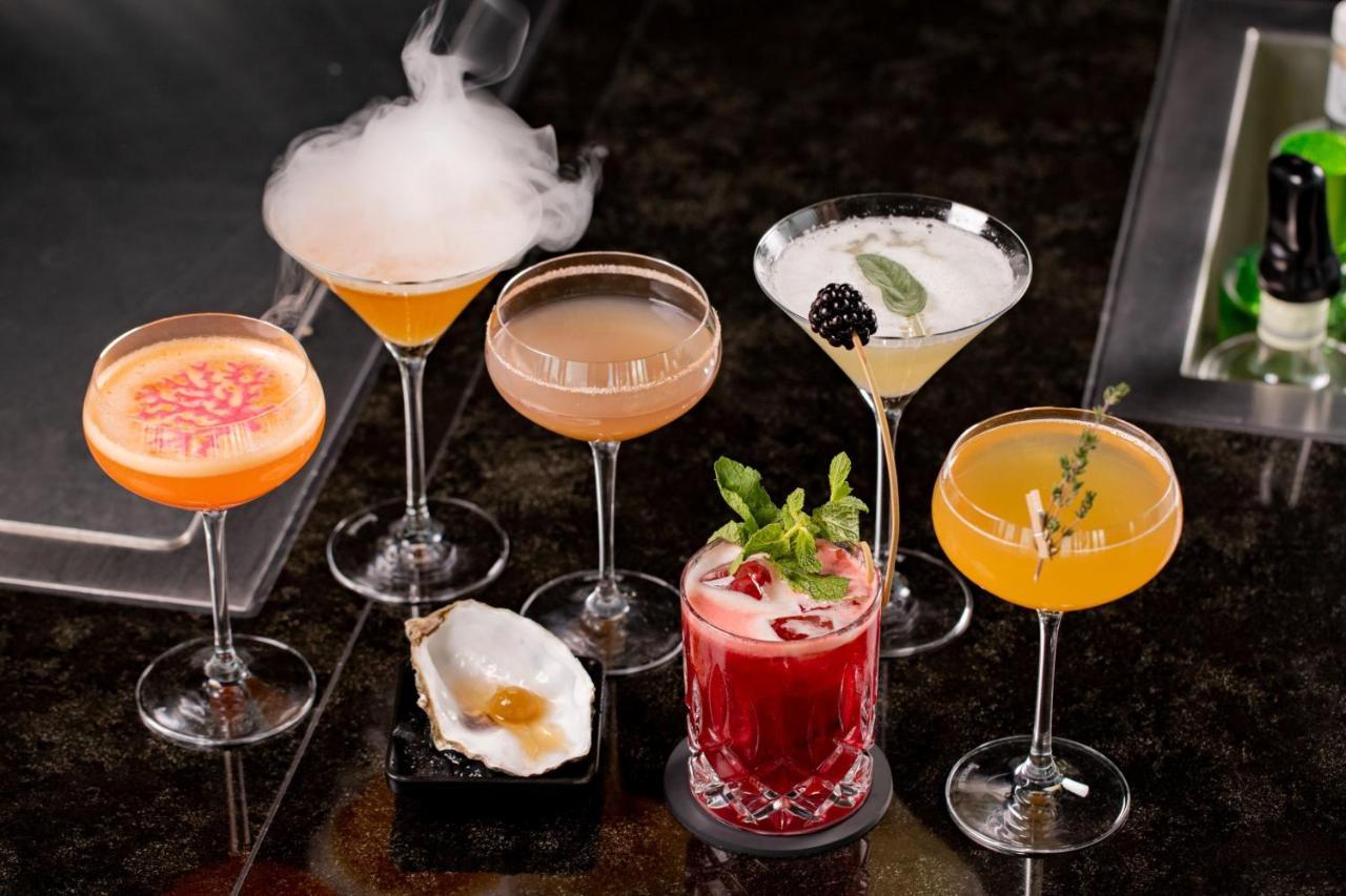 Le Meridien Hamburg Ngoại thất bức ảnh A selection of cocktails