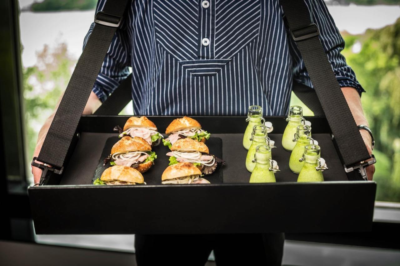 Le Meridien Hamburg Ngoại thất bức ảnh A waiter holding a tray of food