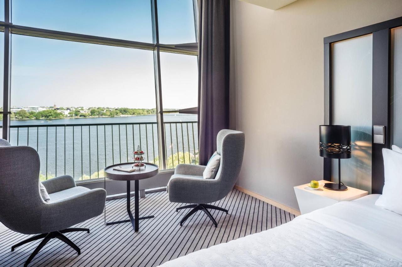 Le Meridien Hamburg Ngoại thất bức ảnh Deluxe room with a view of the Danube