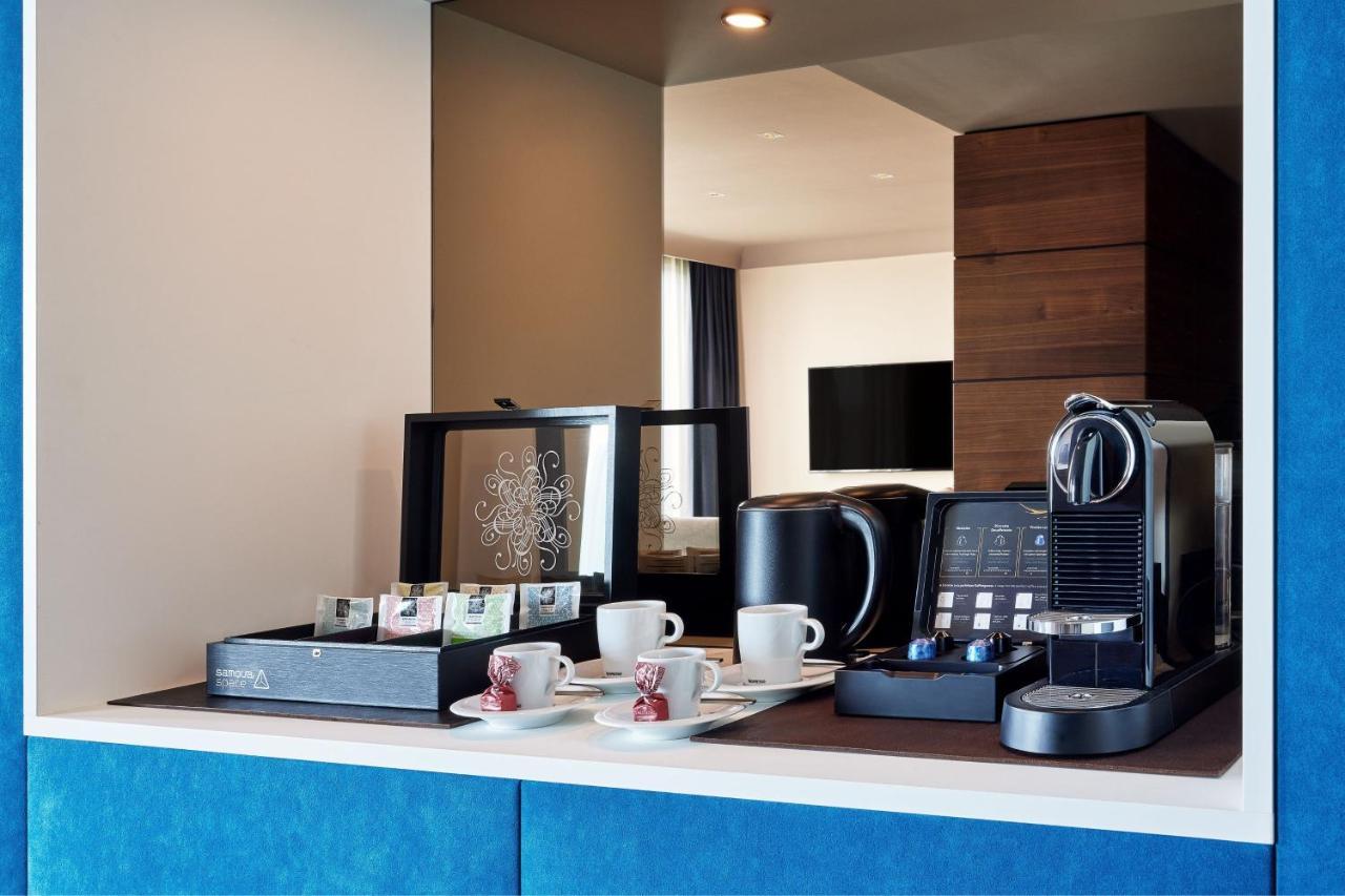 Le Meridien Hamburg Ngoại thất bức ảnh A Nespresso machine in a hotel room