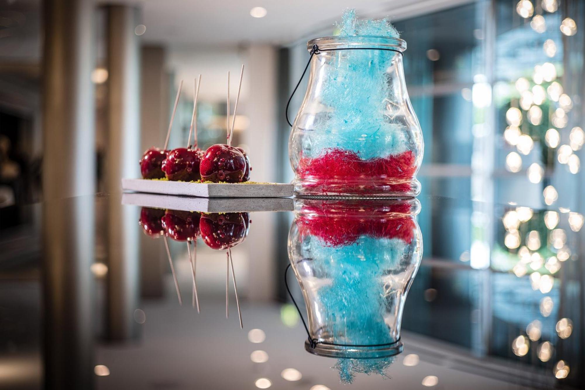 Le Meridien Hamburg Ngoại thất bức ảnh A blue and red slushie