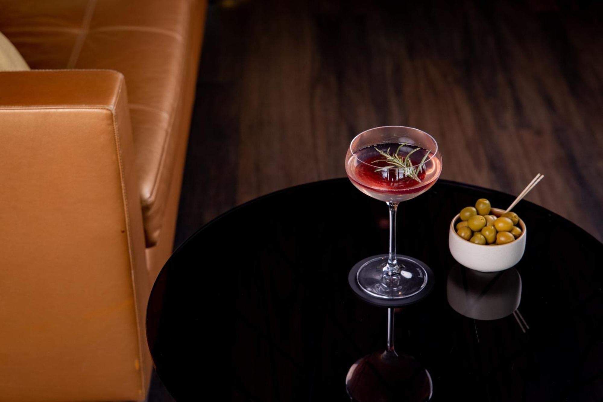 Le Meridien Hamburg Ngoại thất bức ảnh A Vesper cocktail