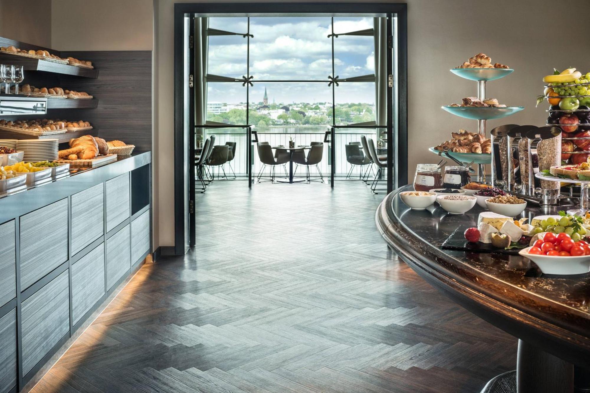 Le Meridien Hamburg Ngoại thất bức ảnh The Club at London Heathrow Airport