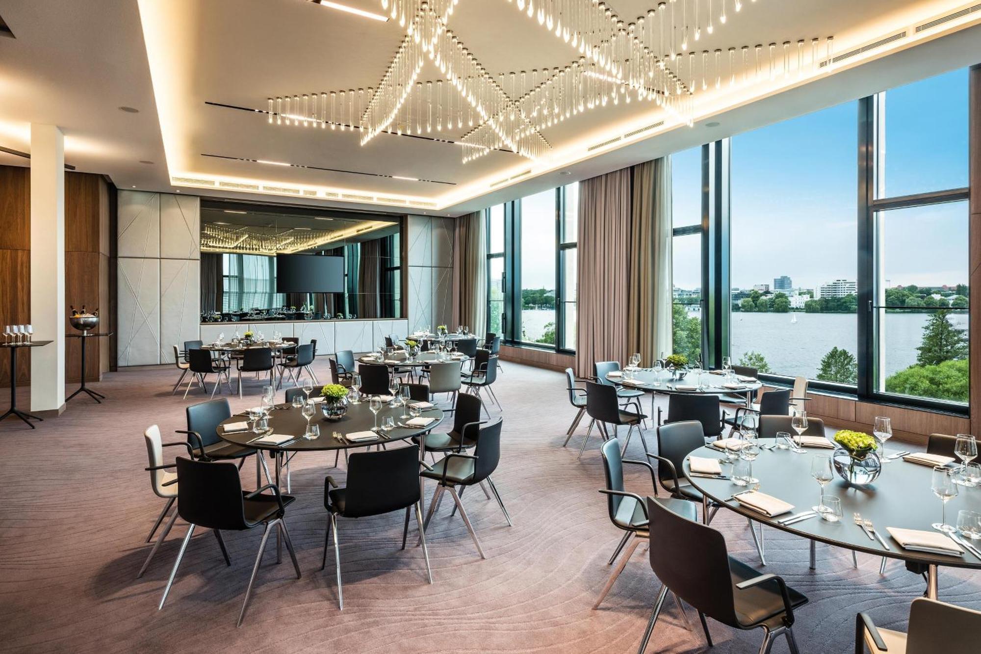 Le Meridien Hamburg Ngoại thất bức ảnh The Club at The Landmark