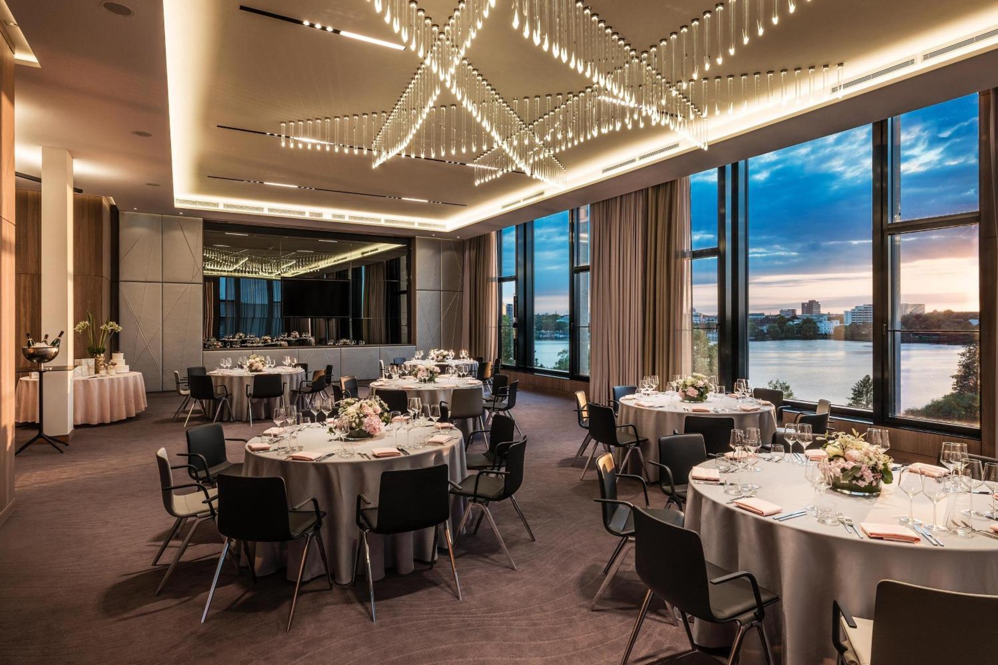 Le Meridien Hamburg Ngoại thất bức ảnh The Riverfront Ballroom