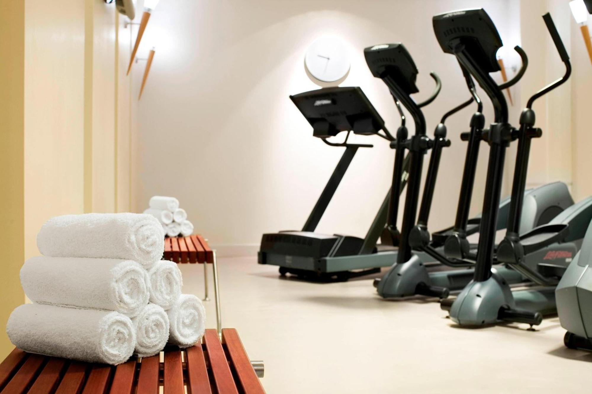 Le Meridien Hamburg Ngoại thất bức ảnh Elliptical cross trainer
